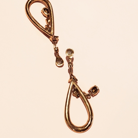 Signed Monet Vintage clip on Earrings! - Picture 9 of 11